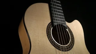 Guitare classique à pan coupé
